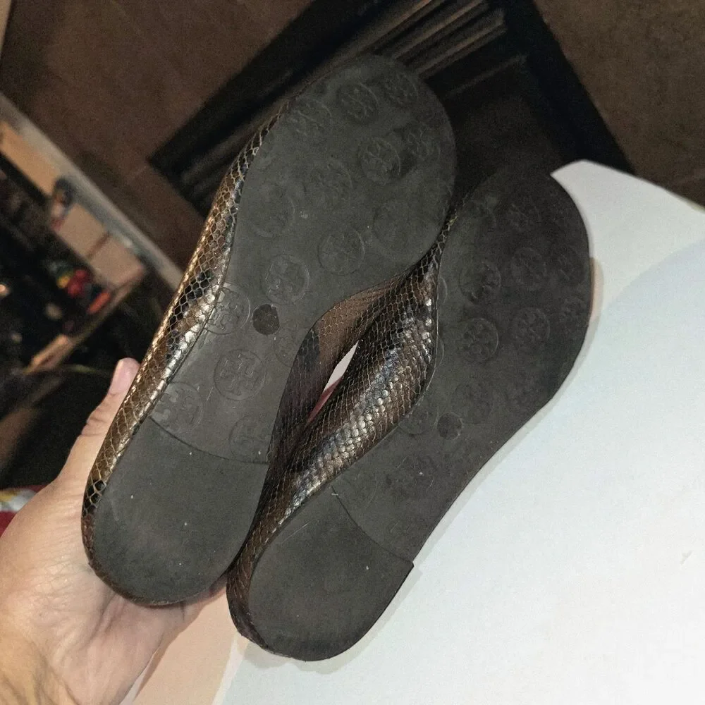 Tory Burch Sz 7.5 Reva Brown Faux Snake Gold Metal Logo Discs Boho Leather Flats